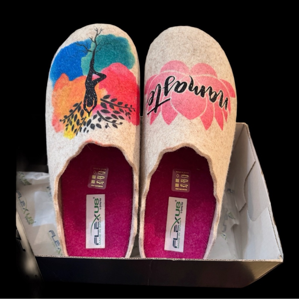 NIB Flexus by Spring Step Womens "namaste"  unique Painted Moccasins size 40